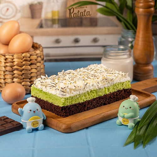 Lapis Patata Chocolate dengan meses cokelat di atasnya