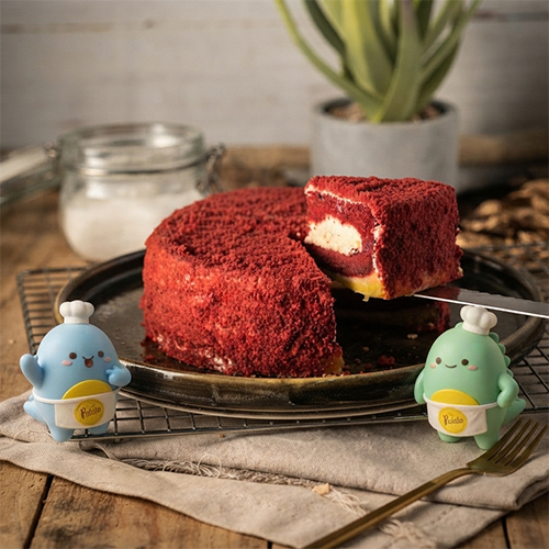 Red Velvet Patata dengan remah merah dan isian cream cheese